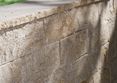 Schrägansicht auf Travertin-Mauer