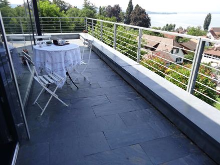 Balcon moderne avec dalles en ardoise