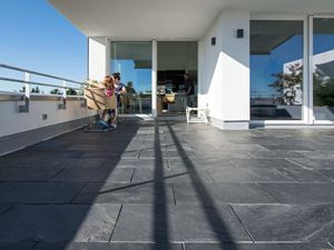 Personnes sur la terrasse du toit en ardoise