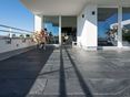 Personnes sur la terrasse du toit en ardoise