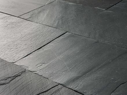 Vue rapprochée de la dalle d'ardoise Black Rustic avec surface fendue