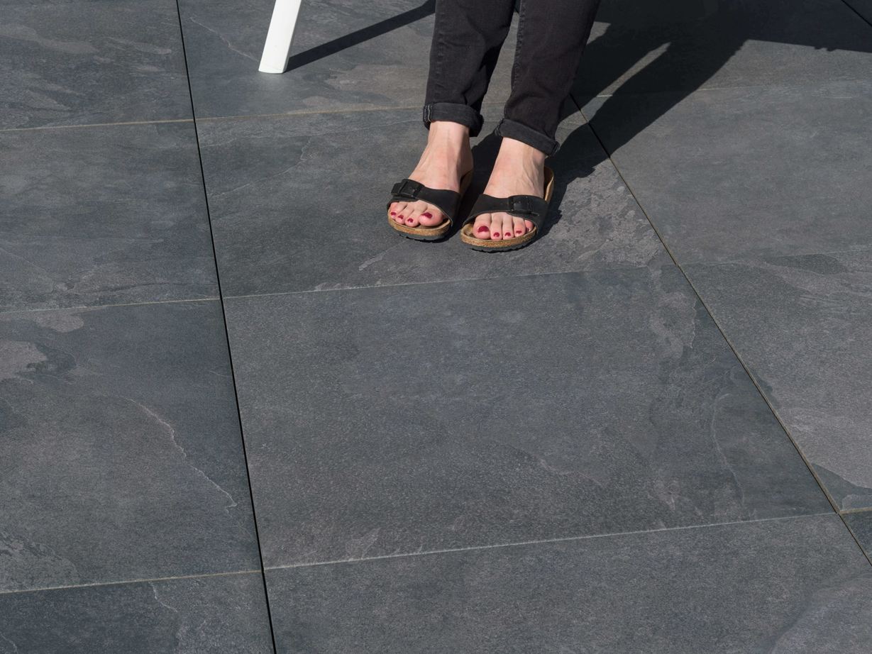 Pieds sur terrasse en dallage effet ardoise Alpine Black