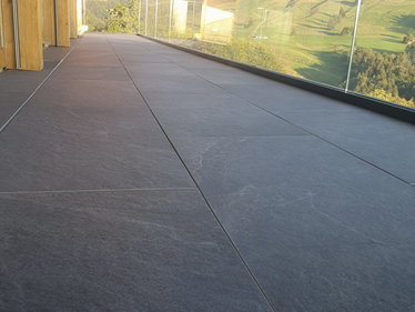 Dallage effet ardoise Canyon Slate posé sur un balcon
