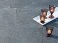Terrasse effet ardoise Canyon Slate avec plateau et verres à pied