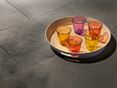 Dalles en ardoise grise avec plateau et verres colorés