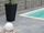 Bord de piscine avec palmier et dallage en pierre calcaire Blaustein Azur