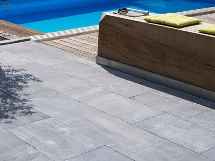 Dalles de pierre bleue Azur sur terrasse avec piscine