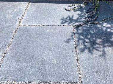 Dallage en pierre calcaire Lime Black, lavande et ombre