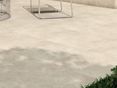 Terrasse beige aspect pierre avec dalles Sevilla Cream