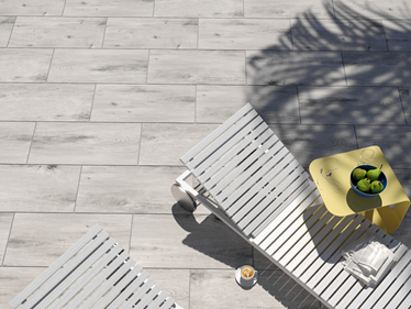 Les dalles effet bois Grey Oak avec deux chaises longues