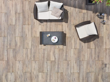 Terrasse avec mobilier d'assise et dalles imitation parquet du haut