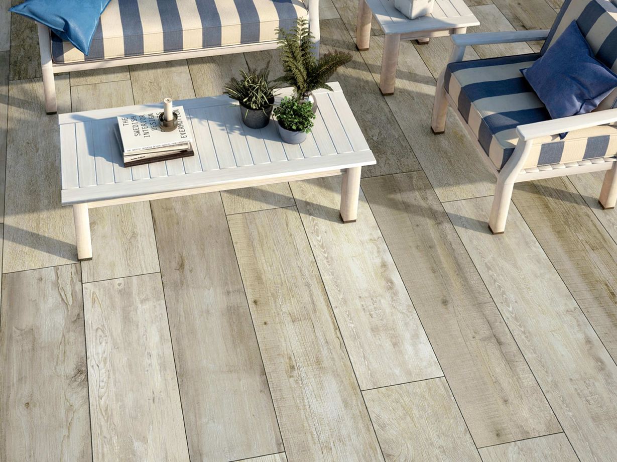 Terrasse au mobilier blanc et au dallage imitation bois Indie Sky vue de haut