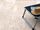 Sol en travertin beige clair avec petite table d'appoint et chapeau de soleil dans l'image