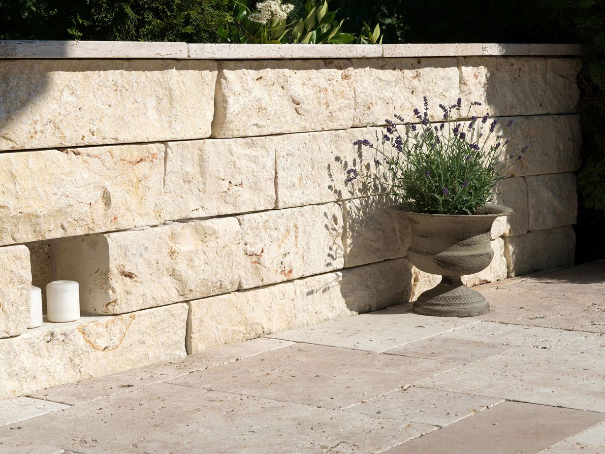Mur en pierre naturelle avec pot de lavance et dallage en travertin Medium