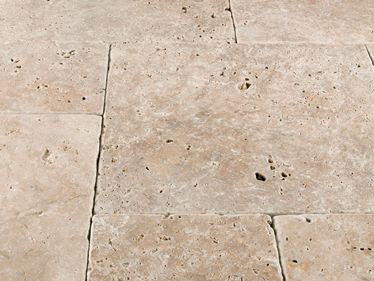 Gros plan sur les dalles en travertin beige vieilli Medium