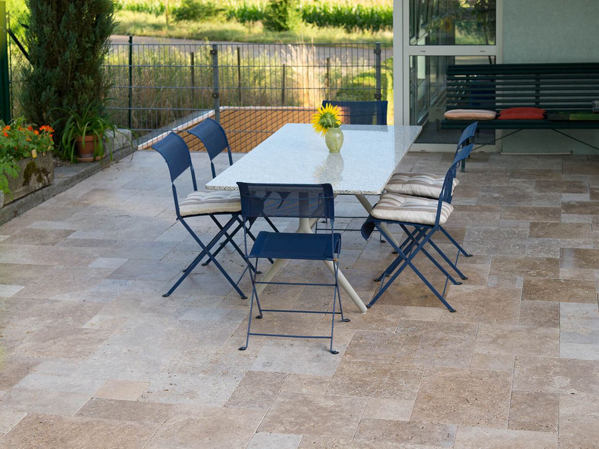 Terrasse avec sol en travertin Noce et coin repas