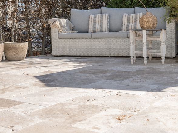 Terrasse avec sol en travertin Rustic et canapé