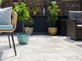 Des dalles en travertin Rustic sur la terrasse et une chaise