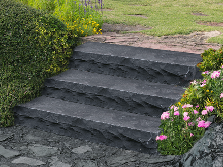 Blocs marches en basalte Takeda bosselé avec fleurs et buissons