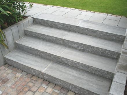 Escalier fait en blocs marches de basalte Takeda