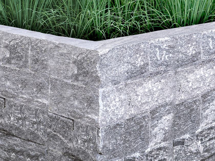 Muret en gneiss Urban Grey Line avec gazon