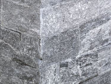 Zoom sur un muret en gneiss Urban Grey Line