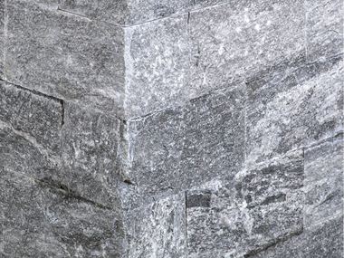 Zoom sur un muret en gneiss Urban Grey Line