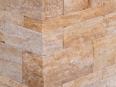 Zoom sur un muret en travertin Gold Rustic