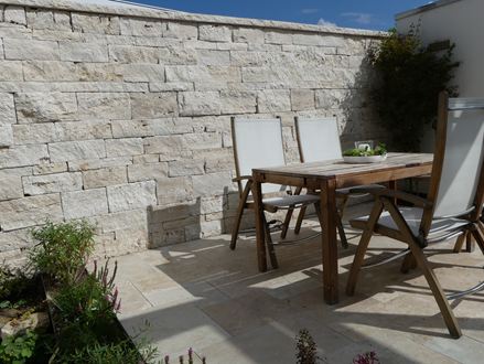 Pierres de taille Tarvertin Medium Select Rustic avec terrasse