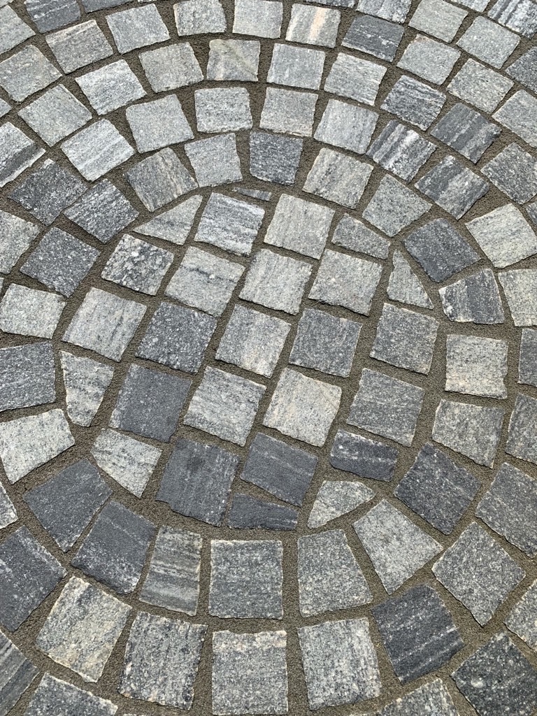 Les pavés en gneiss Urban Grey Line posés en cercle
