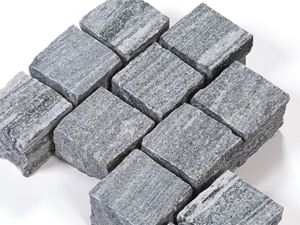 Zoom sur les pavés en gneiss Urban Grey Line et fond vide