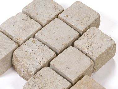 Zoom sur les pavés en travertin Medium