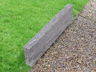 Bordure de pelouse Gneis Urban Grey Line avec herbe et gravier