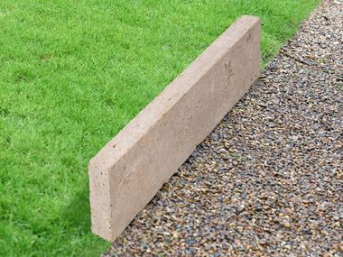 Bordure de gazon en travertin Medium avec gazon et graviers