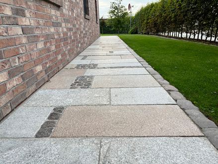 Girona Antique sur un chemin de jardin contre la maison