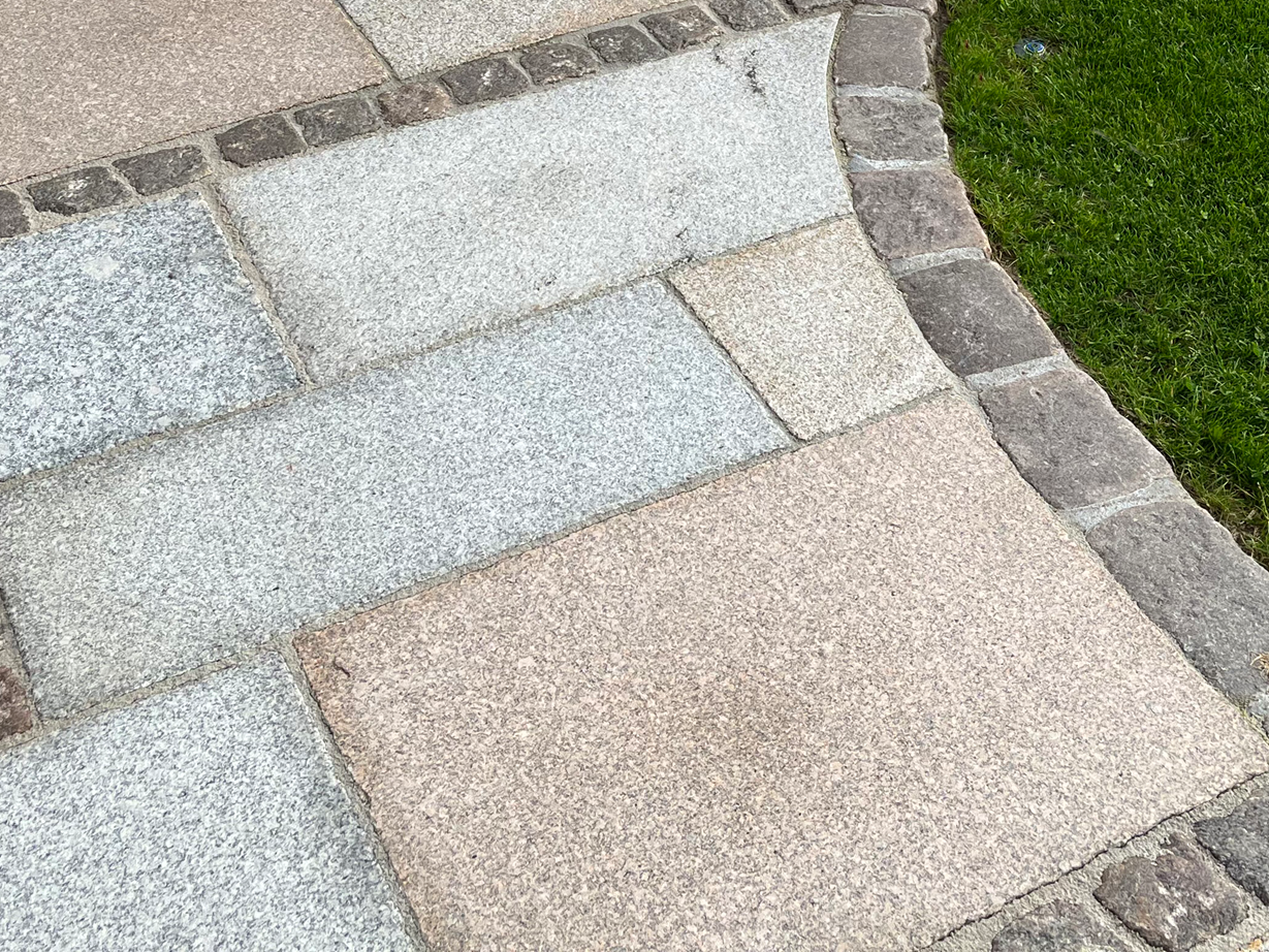 Dalles en granite Girona Antique et pavés pour un chemin de jardin naturel