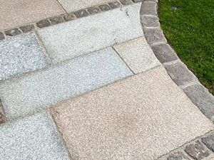 Dalles en granite Girona Antique et pavés pour un chemin de jardin naturel