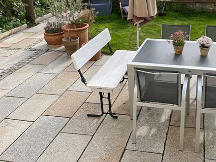 granit_panneau_terrasse_Girona_Antique_salon_vue_jardin