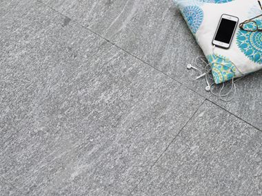 Dalle de granite en gros plan avec un coussin et un téléphone