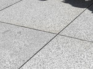 Dallage en granite Silver Classico : gros plan