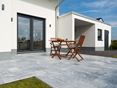 Une terrasse en dalles de pierre naturelle en marbre Afyon Grey