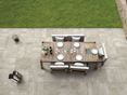  Une terrasse décorée du dallage à l'effet béton beige Concrete Sand et d'un salon de jardin