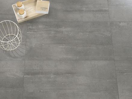 Les dalles Concrete Smoke dans des tons gris foncé, un plateau et une corbeille en métal