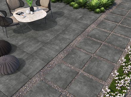 Terrasse en grès cérame foncé Streetline Black aspect béton