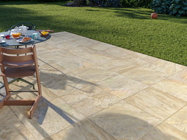 Une terrasse habillée d'un dallage imitation quartzite Bern