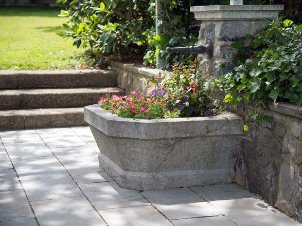 Dalle de grès gris Kandla Grey avec fontaine fleurie