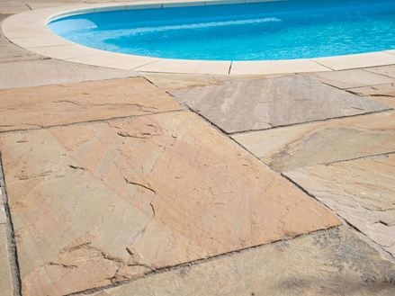 Gros plan sur plage de piscine en grès Yellow Mint