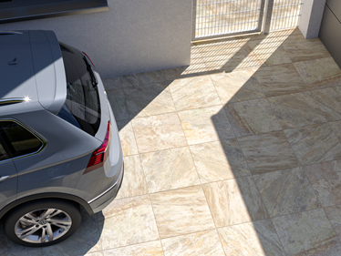 Voiture sur dallage imitation quartzite Bern 3 cm et porte de terrasse en fond