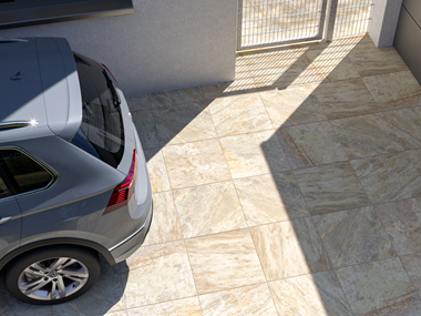 Voiture sur dallage imitation quartzite Bern 3 cm et porte de terrasse en fond
