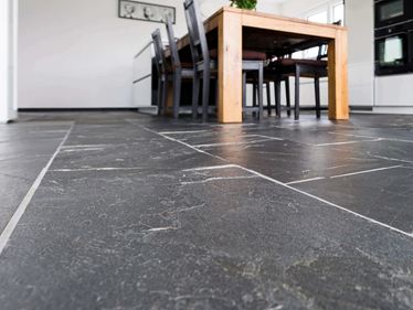 Galerie 1_Perspective en contre-plongée sur sol en ardoise - Black Rustic - js